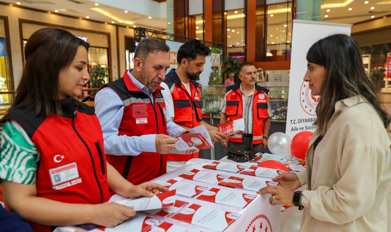 Diyarbakır'da vatandaşlara koruyucu ailelik anlatıldı