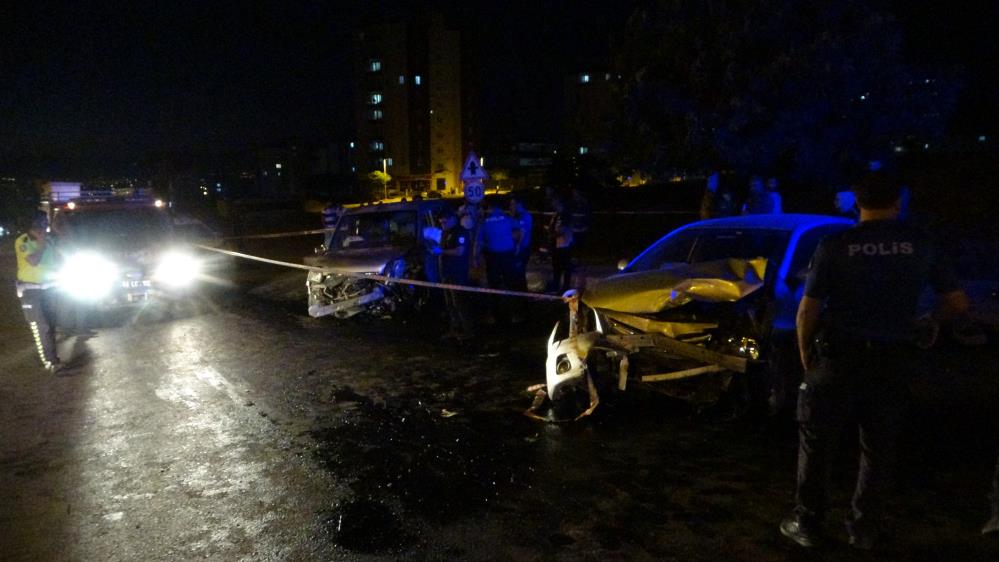 Hafif ticari araç ile otomobil çarpıştı: 1 ölü, 3 yaralı