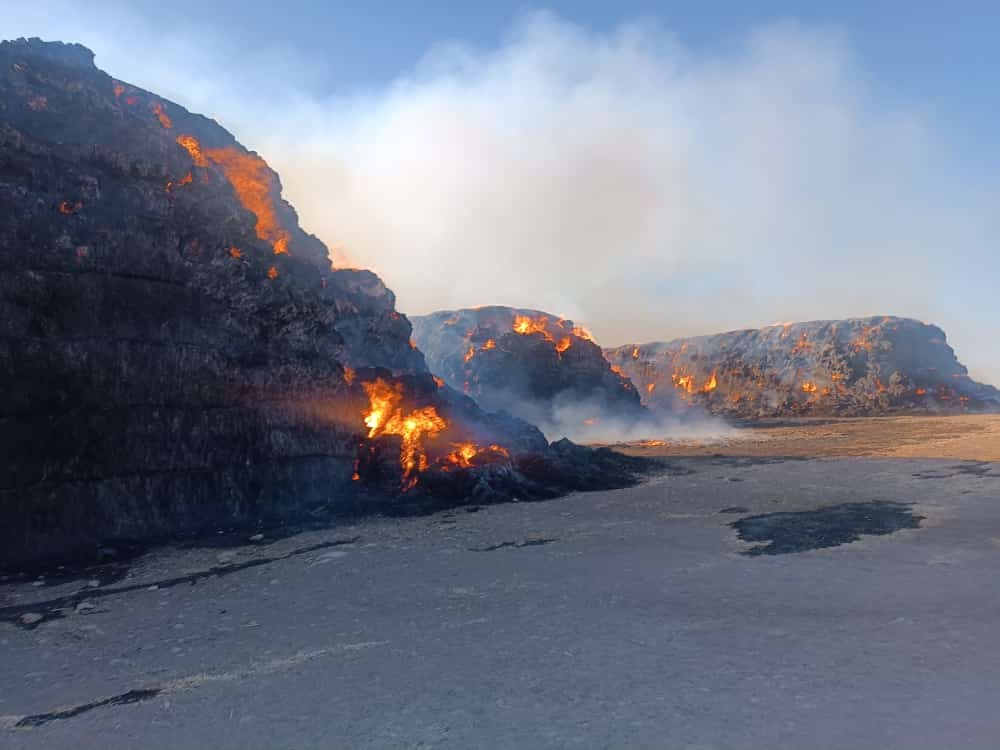 Binlerce ton saman balyası kül oldu