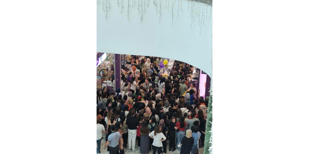 Elazığ’da kozmetik mağazası indirimi izdihama neden oldu