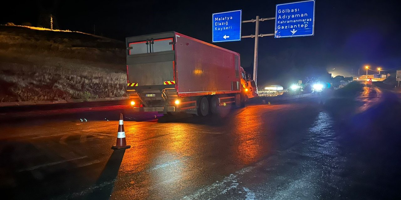 Kamyon ile hafif ticari araç çarpıştı: Yaralılar var