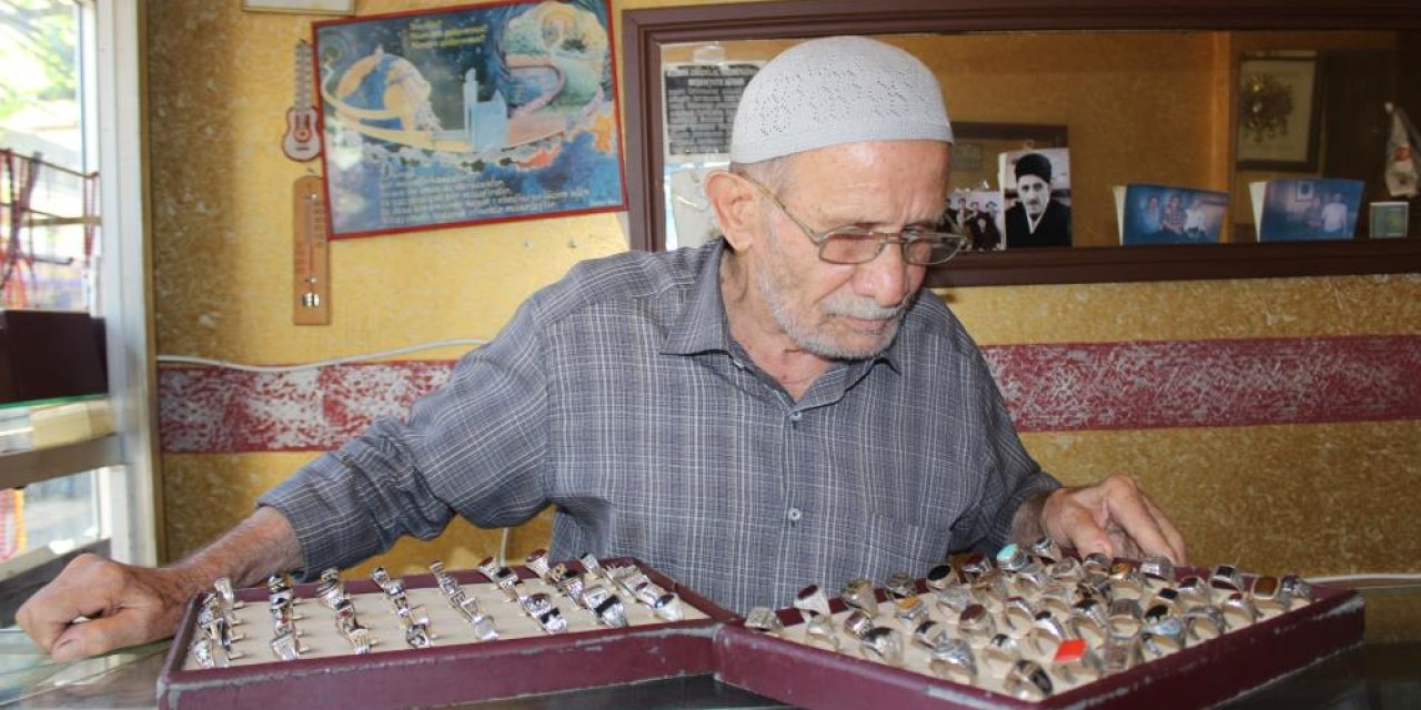 70 yıllık kuyumcu mesleğini aşkla yapıyor