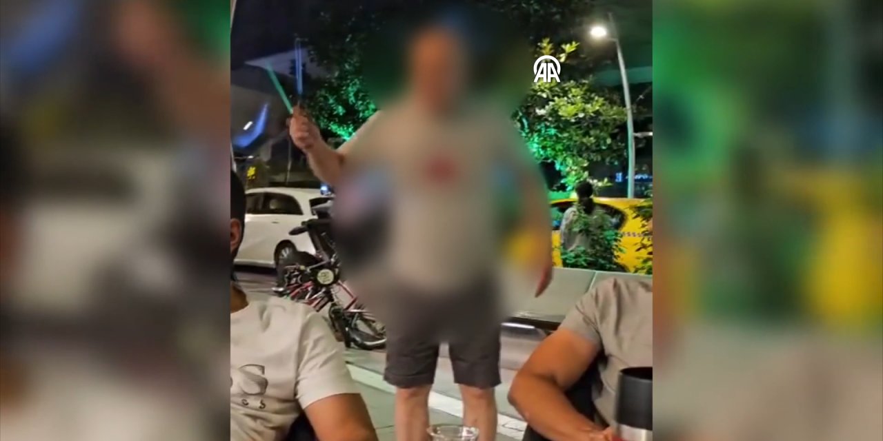 VİDEO - Elindeki bıçakla yabancı uyruklu kişileri tehdit eden şahıs tutuklandı