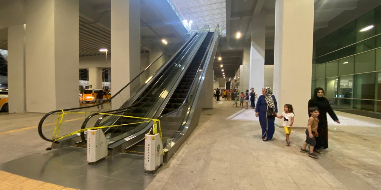 VİDEO - Diyarbakır Havalimanında yürüyen merdiven kazası: Yaralılar var
