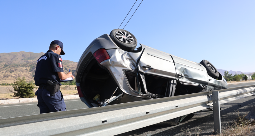 Otomobil karşı şeride daldı: 5 yaralı