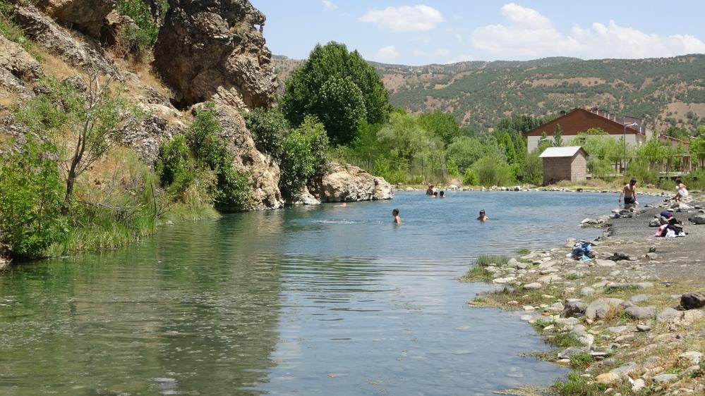 Bingöllüler, ılıcalarda serinliyor