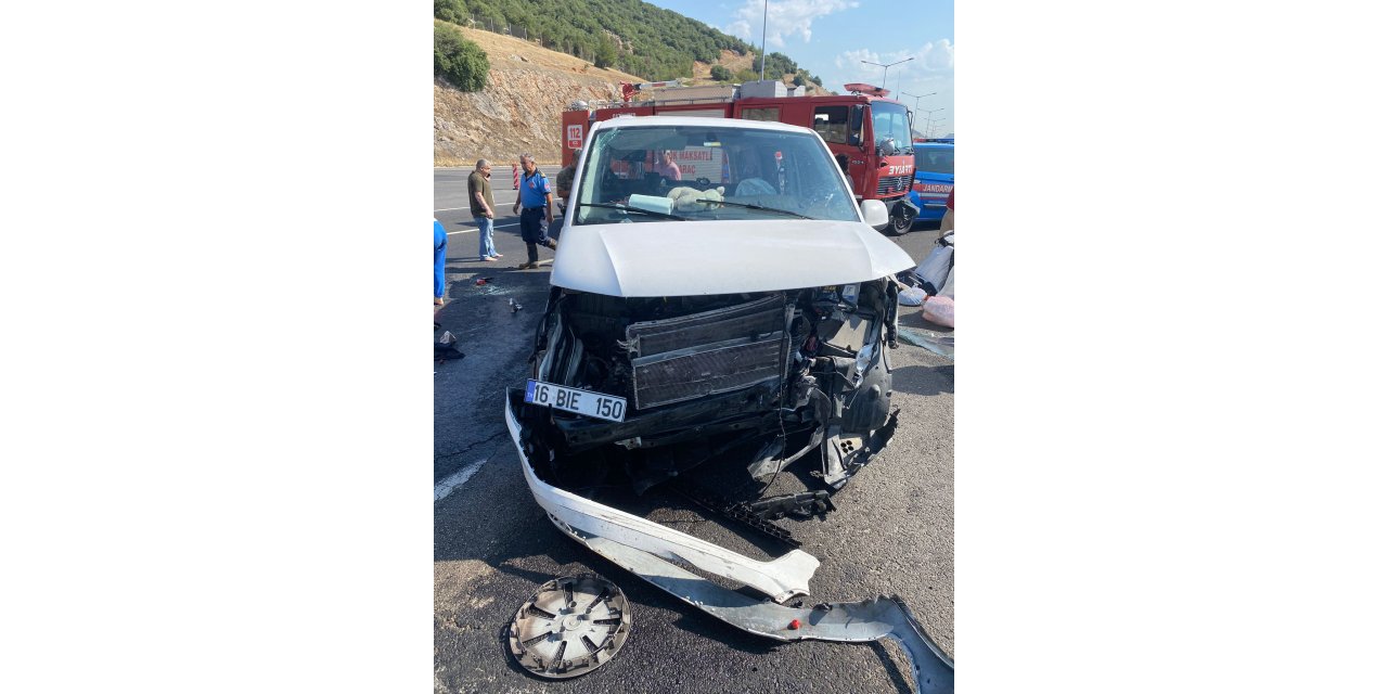 Minibüs devrildi, 1 kişi öldü, 8 kişi yaralandı