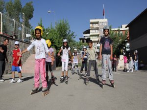 Hakkarili çocuklara paten eğitimi