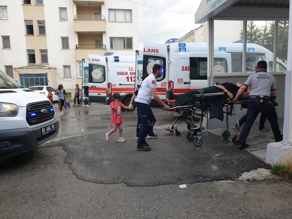 Direksiyon hakimiyetini kaybeden sürücü kaza yaptı: 9 yaralı