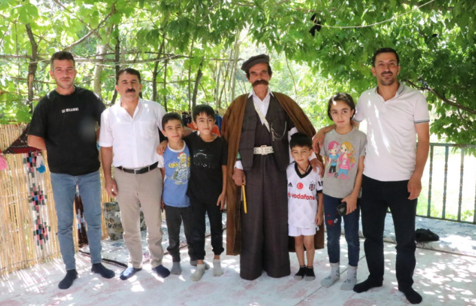 Giysilerinde 60 yıldır tescilli şal şepik kumaşı tercih ediyor