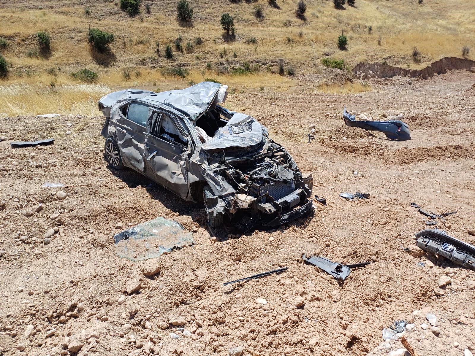 Otomobil şarampole uçtu