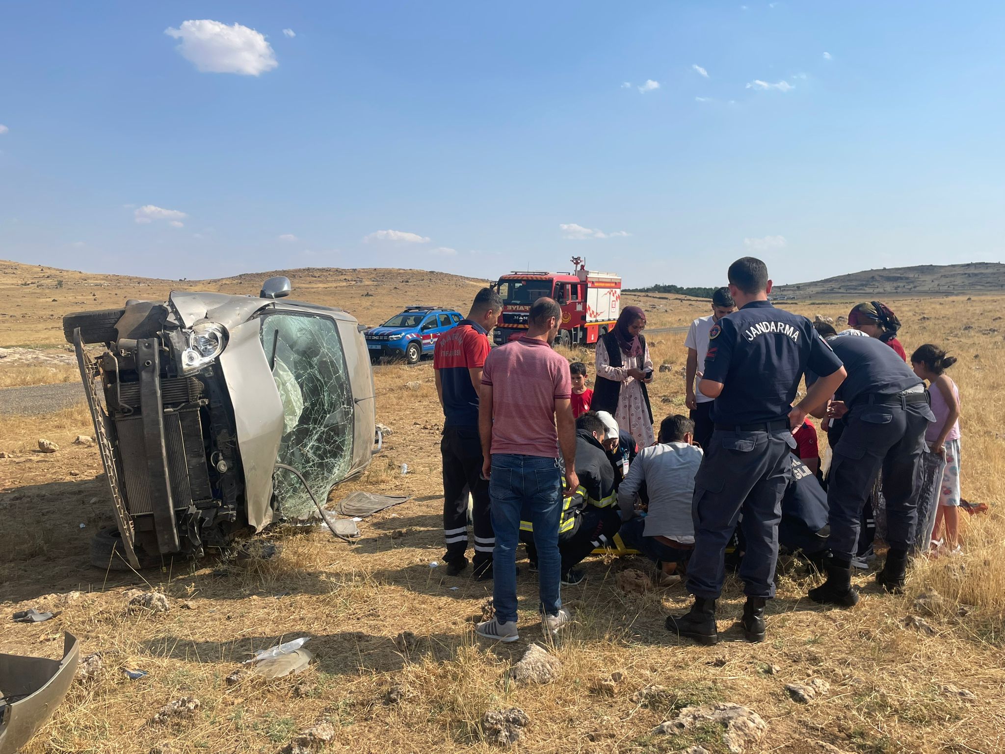 Mardin'de devrilen otomobildeki 2 kişi yaralandı