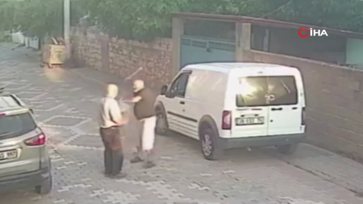 Yaşlı adama önce tokat attı, ardından sopayla saldırdı