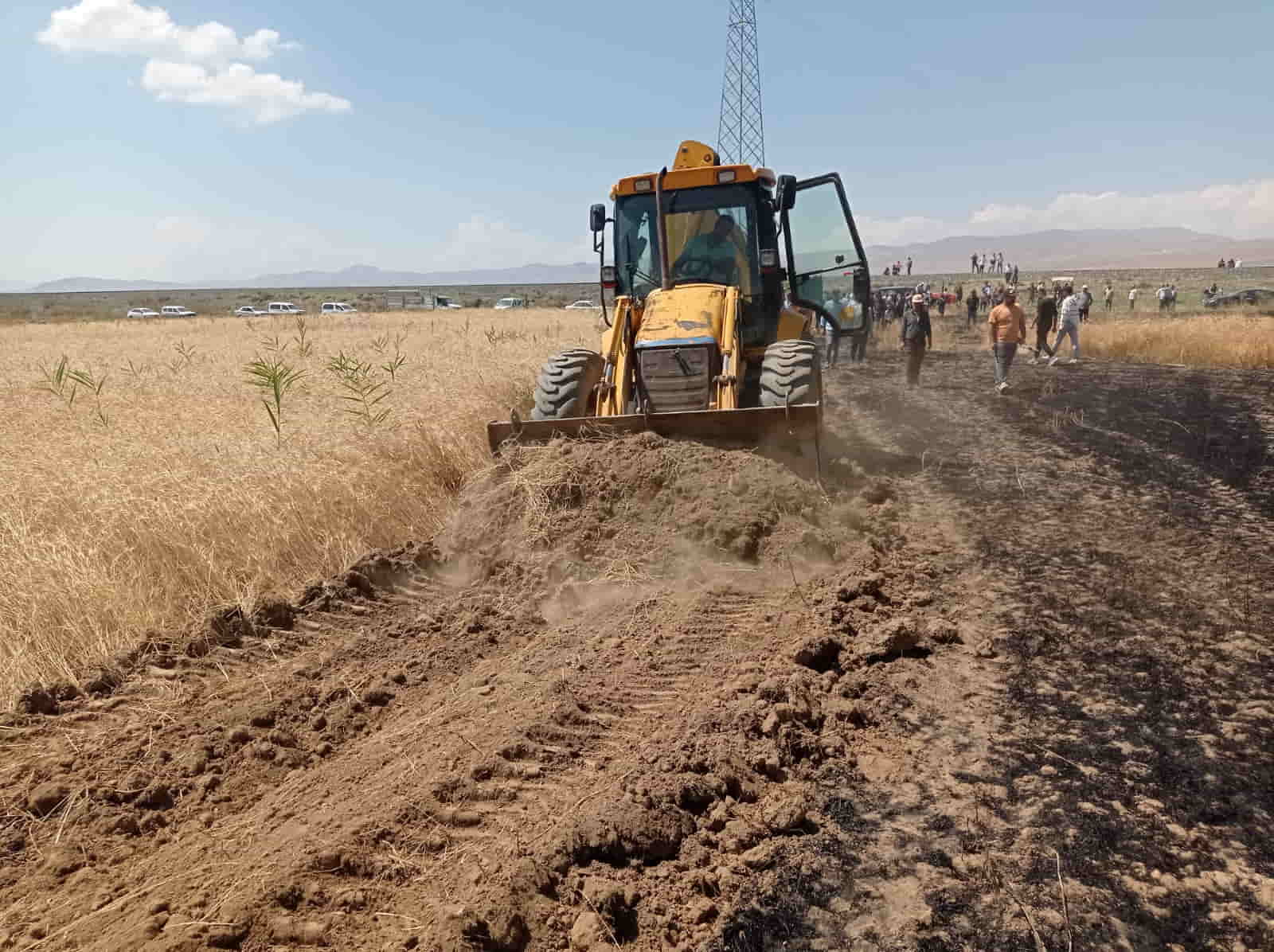 Van'da buğday tarlasında çıkan yangın söndürüldü