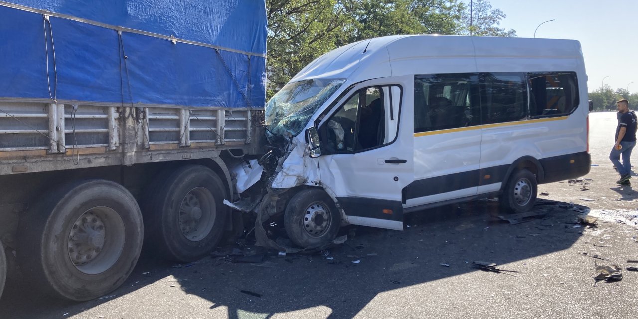 İşçi servisi TIR çarpıştı; Yaralılar var