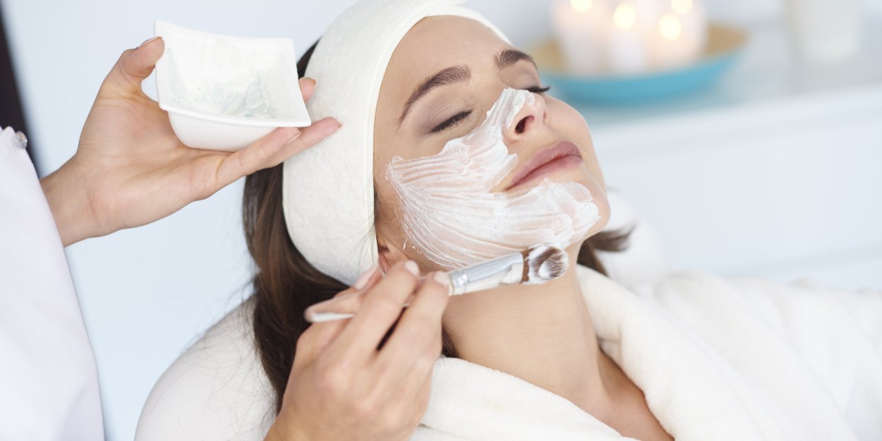 Güneş lekeleri ve cilt kuruluğunu anında yok eden formül!