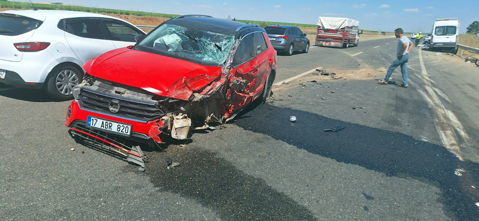 Diyarbakır'da otomobil ile minibüs çarpıştı: 16 yaralı