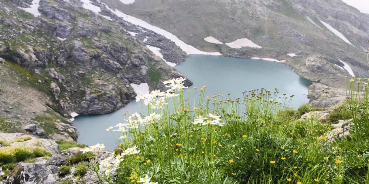 Hakkari’de 3 bin 500 rakımda yer alan saklı cennet: Kervan Gölü