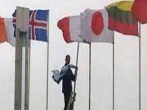 İrlandalı siyasetçi Lewis, İsrail bayrağını indirdi