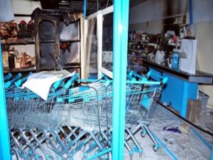 Markete molotof atıp, yağmaladılar