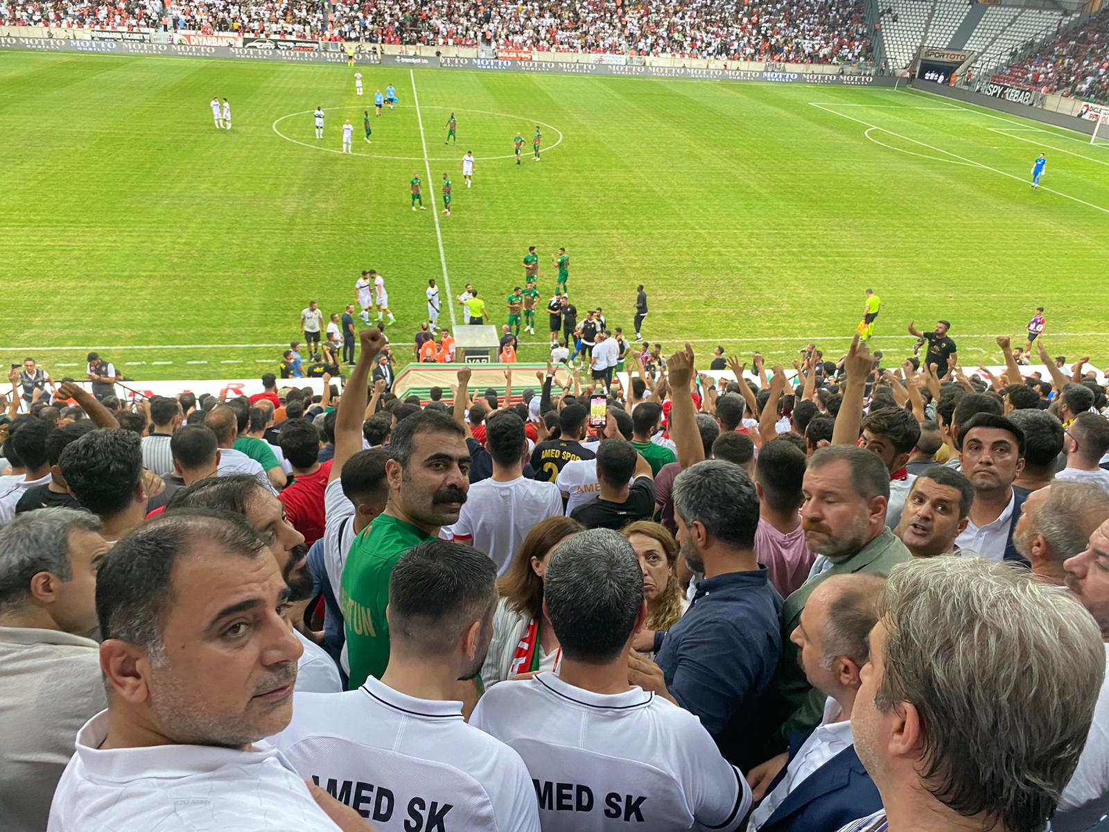 Protokol listesine yazılmayan başkan, taraftarlarla birlikte maçı izledi