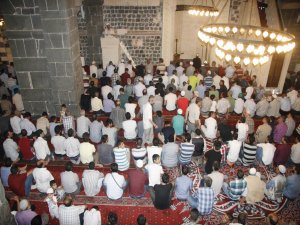 Diyarbakır'da tarihi Ulu cami doldu taştı