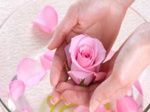 Başucunuzdan gül suyunu eksik etmeyin