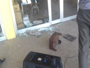 AK Parti'nin Dicle ilçe binasına Molotoflu saldırı