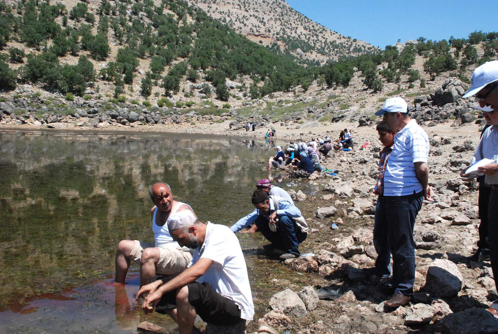 Vali Demirtaş, Gerger Sülüklü Gölde incelemelerde bulundu
