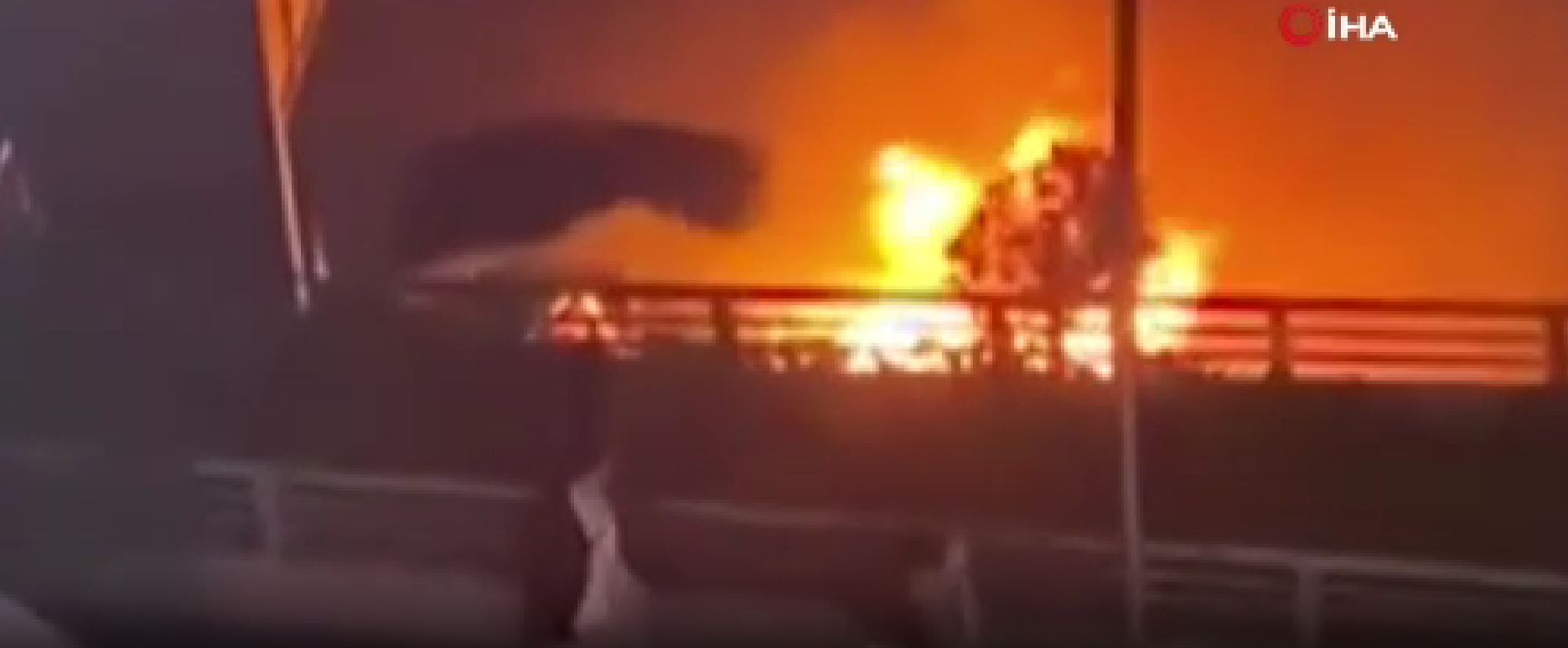 (VİDEO) Seyir halindeki araç trafikte alev topuna döndü