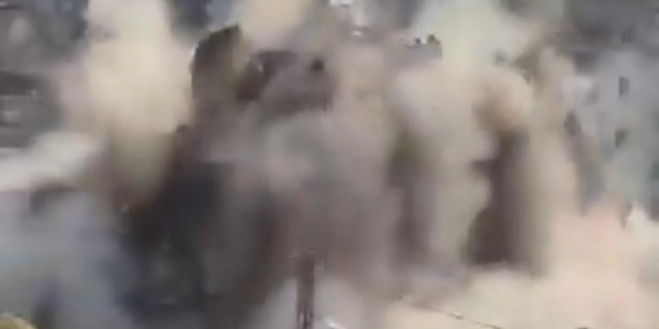 VİDEO - Hasarlı bina iş makinesinin üzerine çöktü