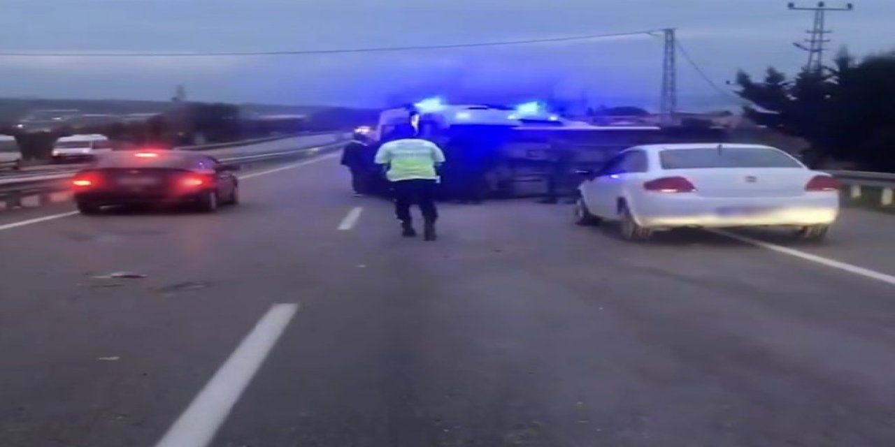 İşçi servisi bariyere çarptı; 15 yaralı