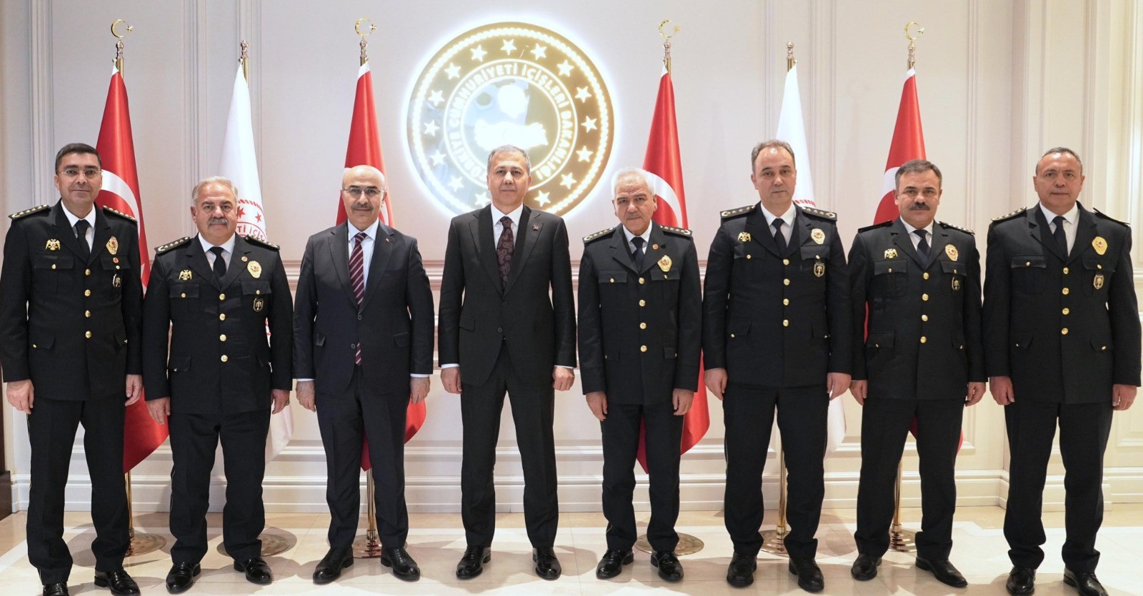 Yerlikaya’dan yeni atanan emniyet müdürlerine tebrik