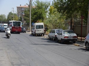 Yayalar cadde de, araçlar kaldırımda