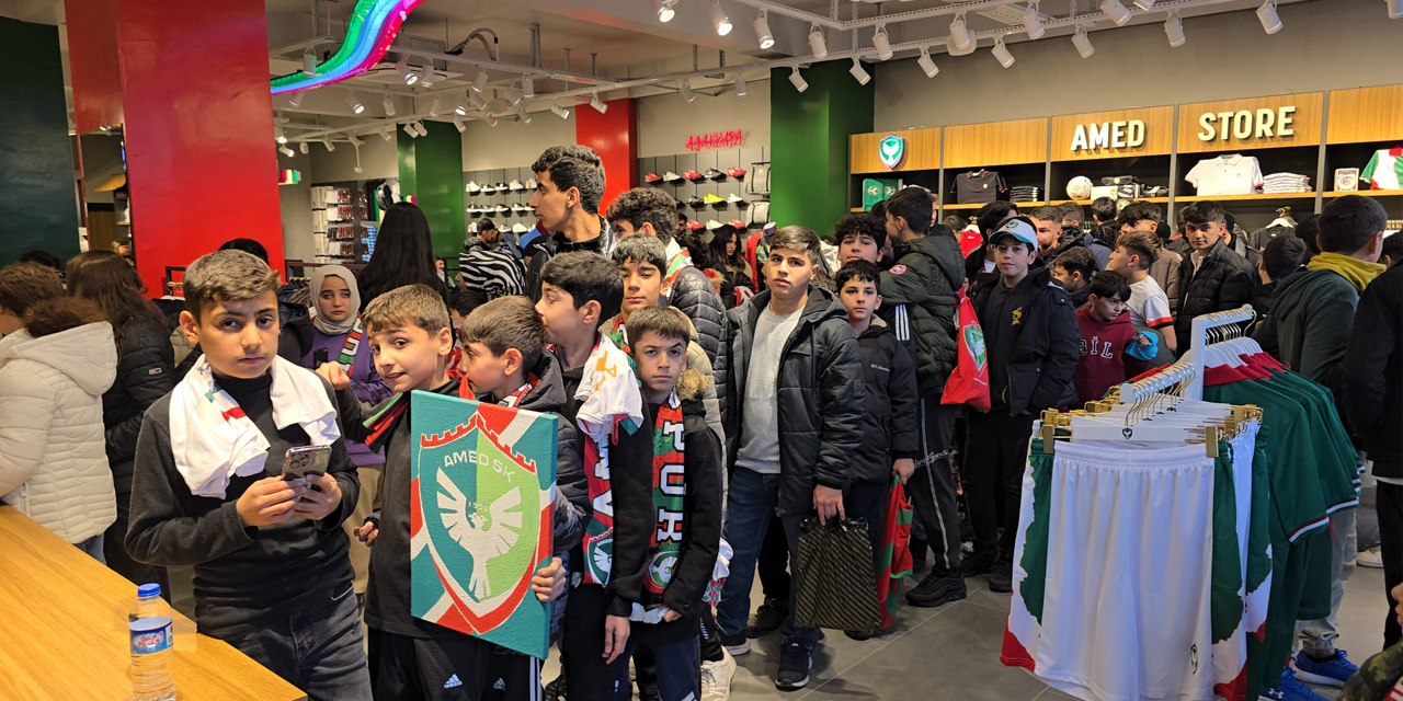 VİDEO - Amedspor imza gününde uzun kuyruklar oluştu.