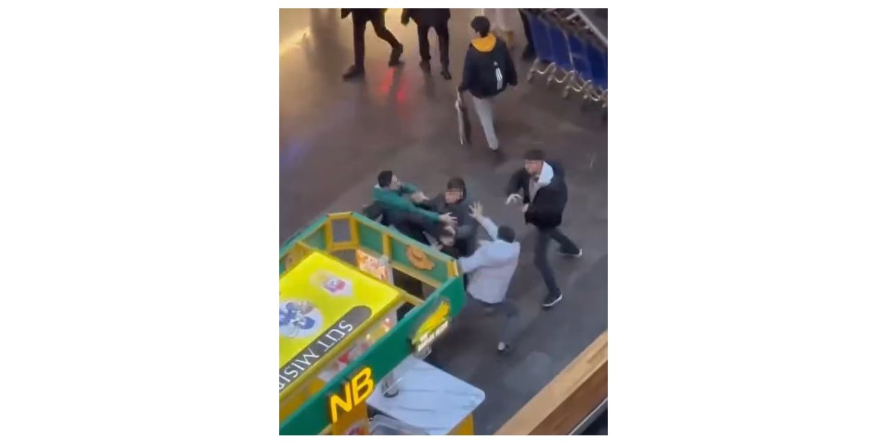 AVM'de Gençler ve Güvenlik Görevlileri Arasında Tekme Tokat Kavga Kamerada