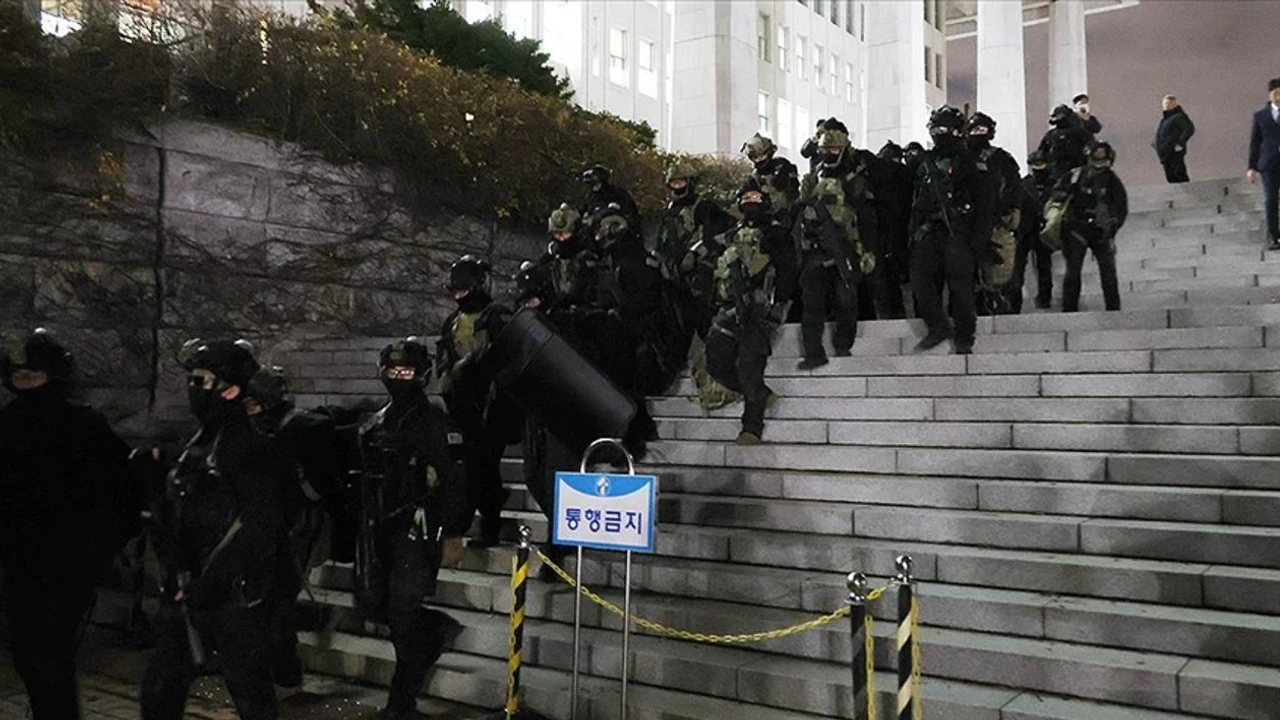 Güney Kore Polisi, Sıkıyönetim Soruşturması İçin Başkanlık Ofisine Baskın Düzenledi