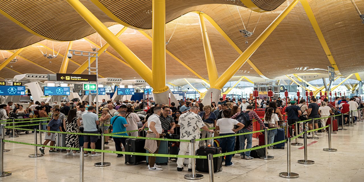 Üç saati aşan rötarlı uçuşlar için yolculara tazminat ödenecek