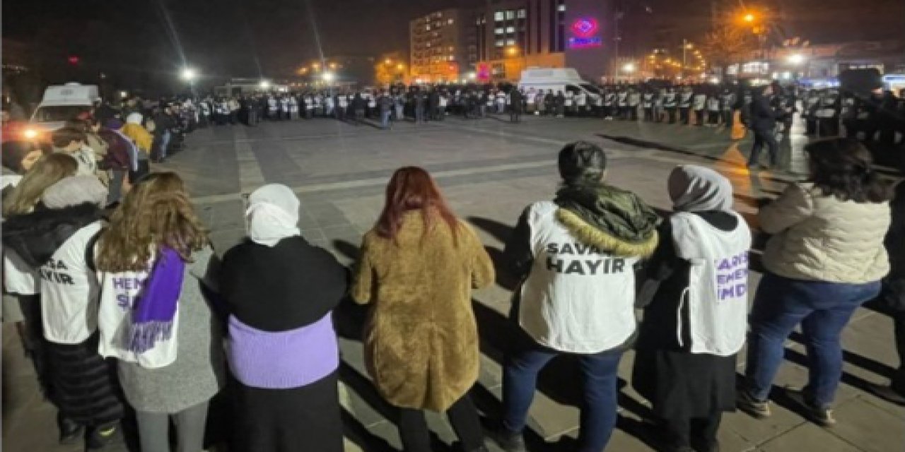 Diyarbakır'da kadınlardan Rojava protestosu