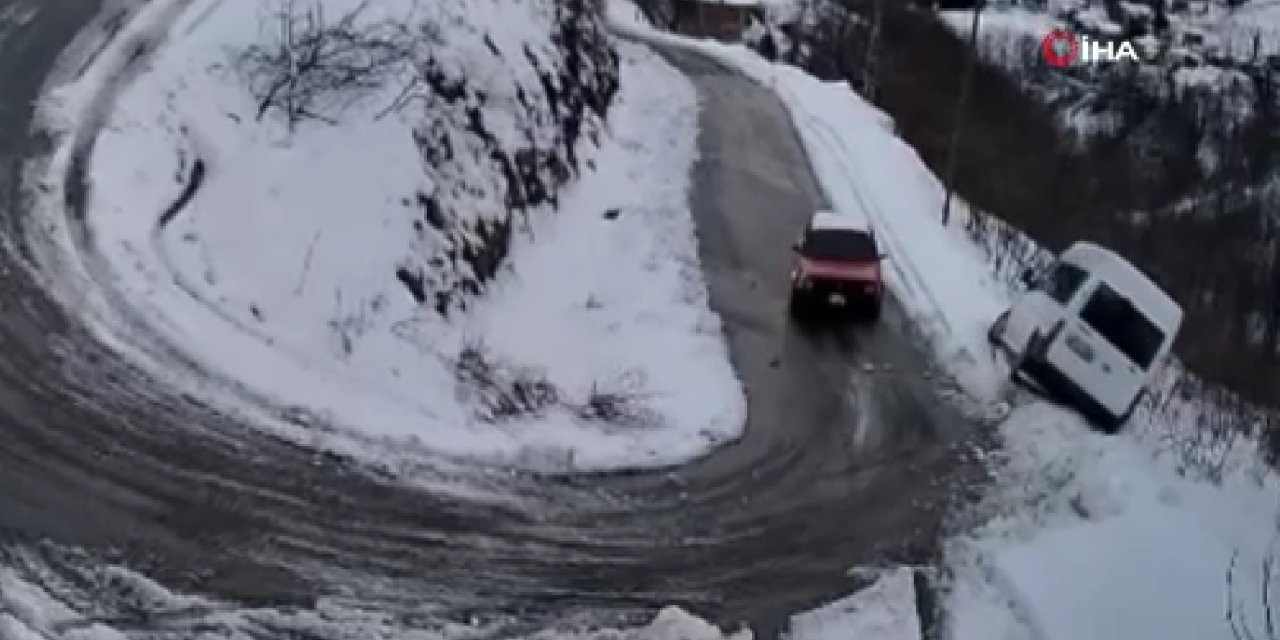 Virajı alamayan minibüs uçuruma yuvarlandı: 1 ölü, 1 yaralı