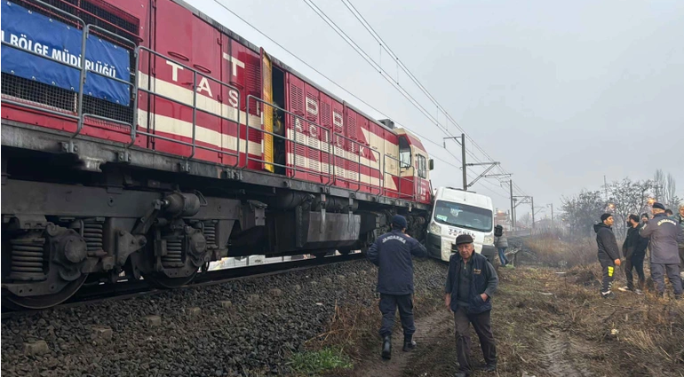Yük treni işçi servisine çarptı