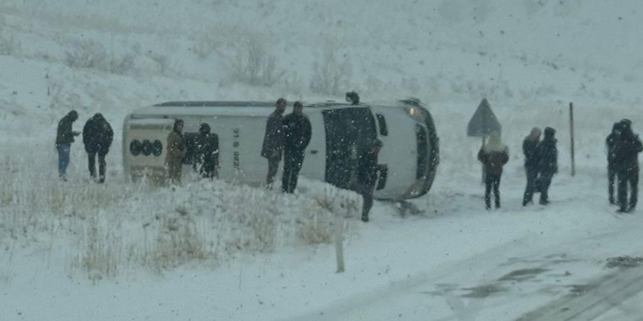 Van-Yüksekova karayolunda minibüs devrildi