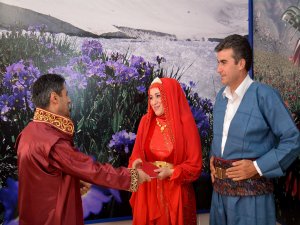 Gelinliğin yerini yöresel kıyafetler aldı