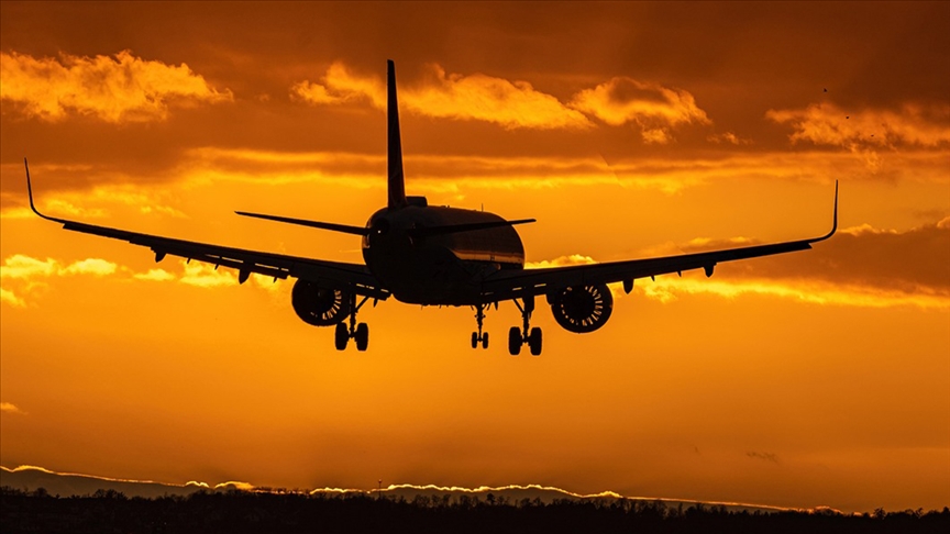 Kanada'da uçak piste inerken alev aldı