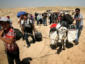 Binden fazla mülteci Türk sınırında bekliyor