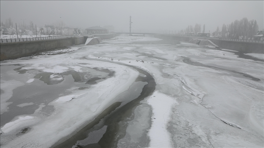 Ağrı'da soğuklar nehir ve dereleri dondurdu
