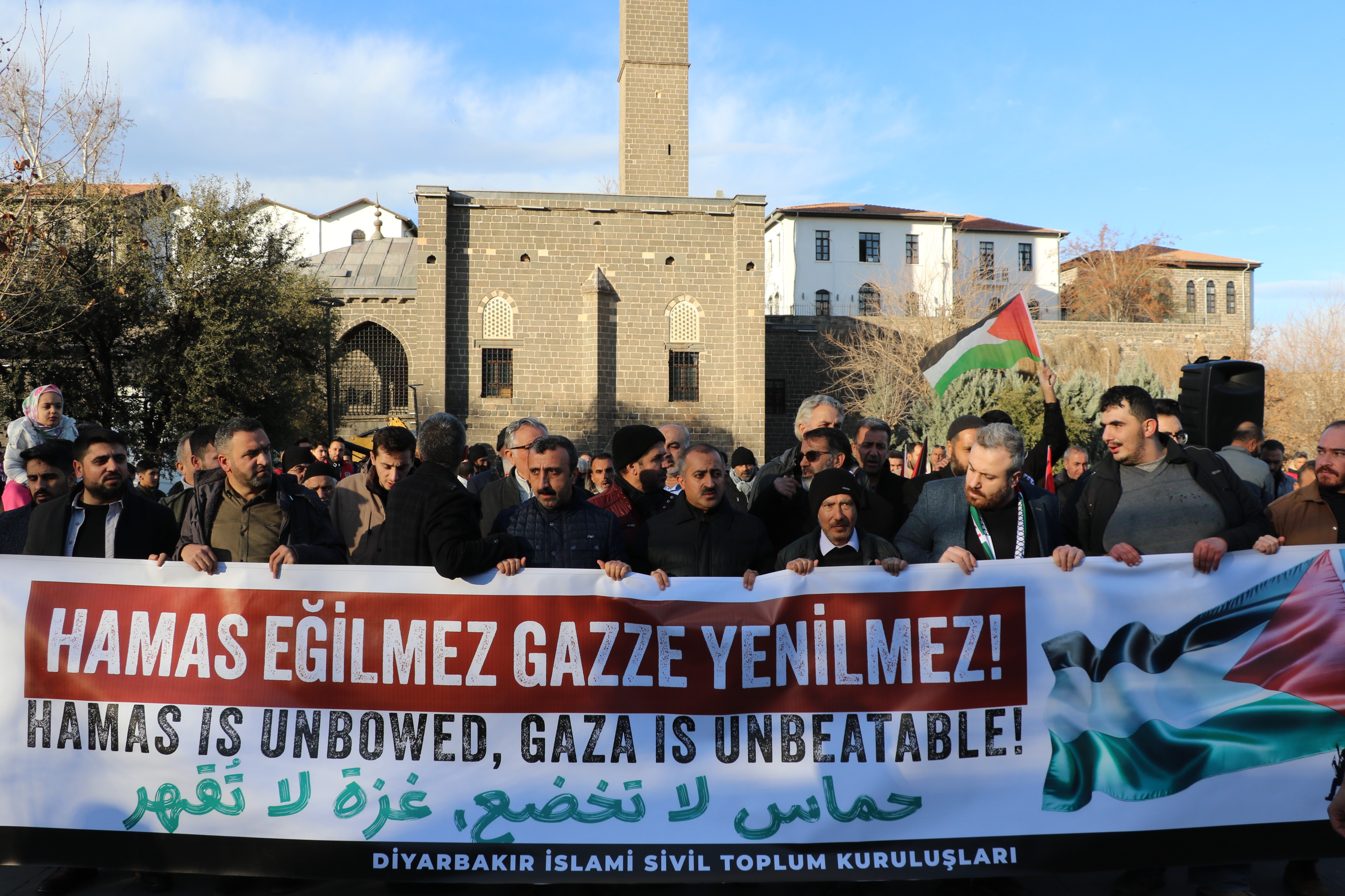 Diyarbakır'da sağlıkçılar İsrail'in gözaltına aldığı doktor için yürüdü