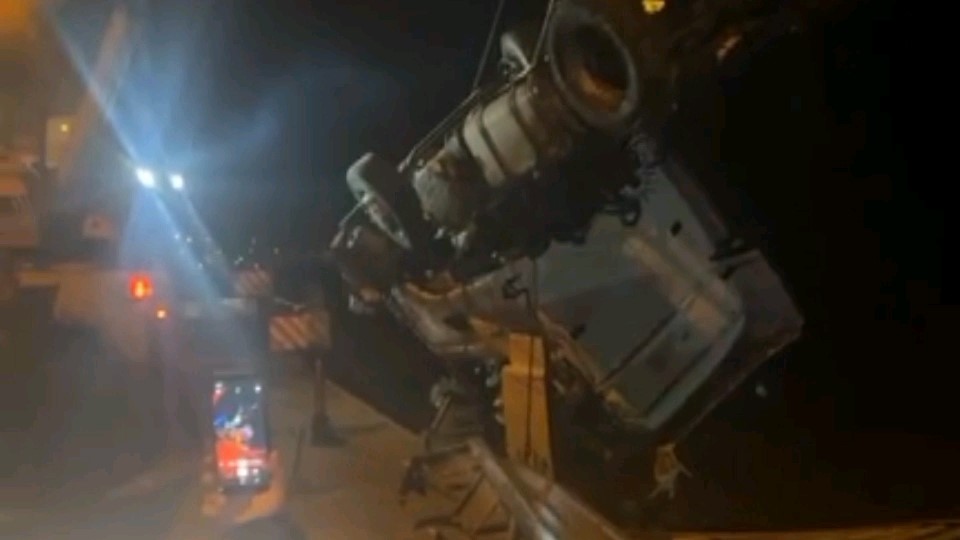 20 tonluk tır köprüden düştü