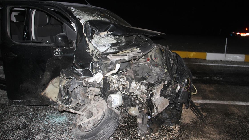 Turistleri taşıyan minibüs ile otomobil çarpıştı