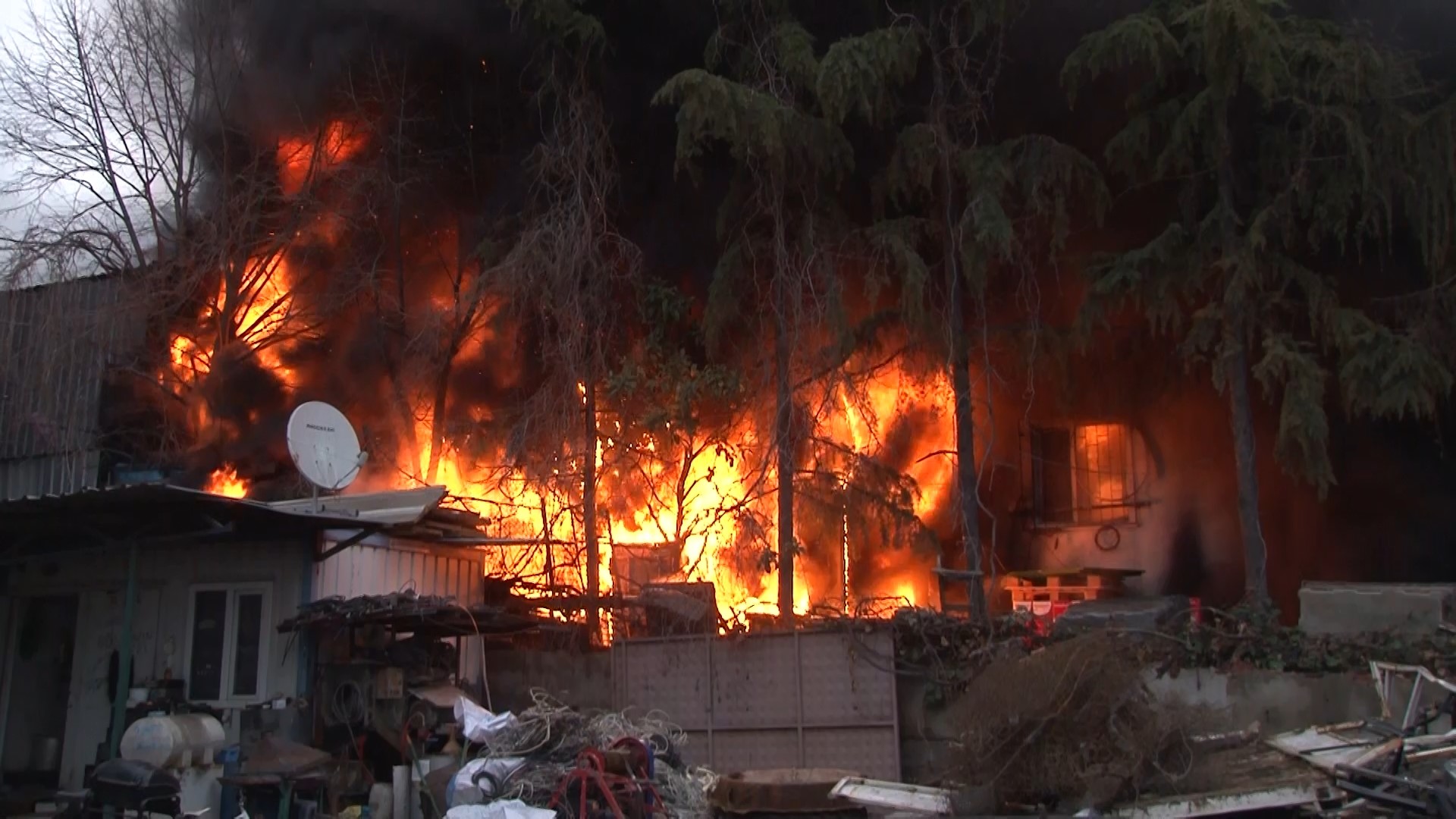 Maltepe'de depo yangını
